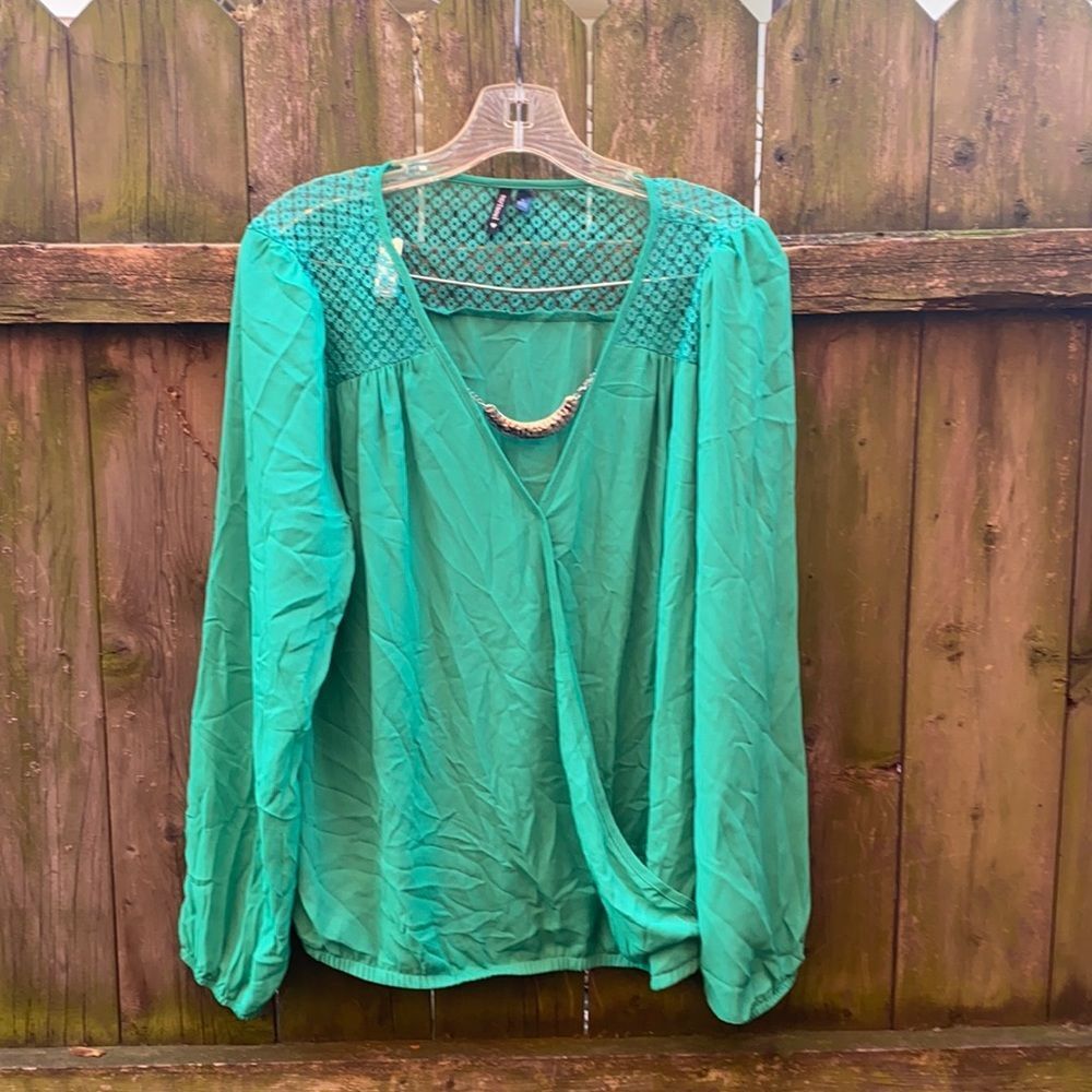 Heart and Soul green top sz. L